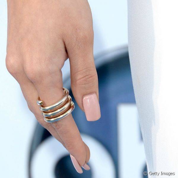 O esmalte nude também aparece entre as cores de opção para o estilo delicado das pontinhas dos dedos de Selena. A cantora exibiu as longas unhas em formato quadrado, durante o Billboard Music Awards, em maio de 2013